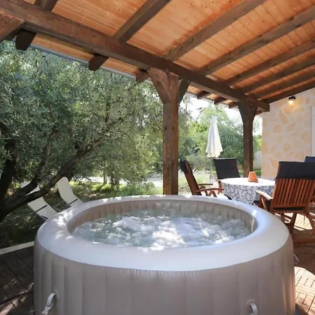 Holiday Gizmo - With Jacuzzi *